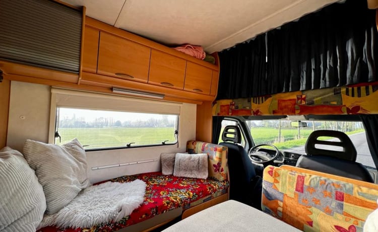 Ruime 6p Hymer met stapelbed, opbergruimte en fietsendrager