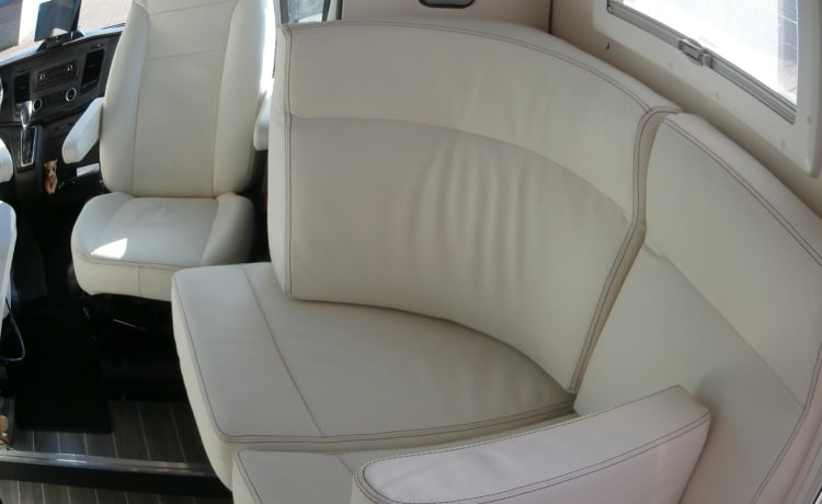 Luxe camper met niche aanpassingen – Luxe-niche automaat Ford 170 PK - Met complete uitzet voor 4 pers!