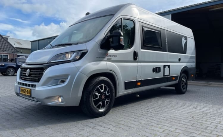 Dreamer D 68 – Mooie, ruime en luxe camperbus met enkele bedden en 9-traps automaat