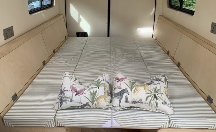 Marc Amper  – VW crafter met 2 bedden. Mooie conversie perfect voor een stel