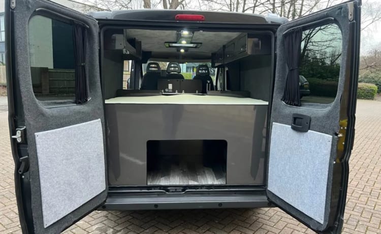 Stealth – 2/3 persoons Citroën campervan uit 2015