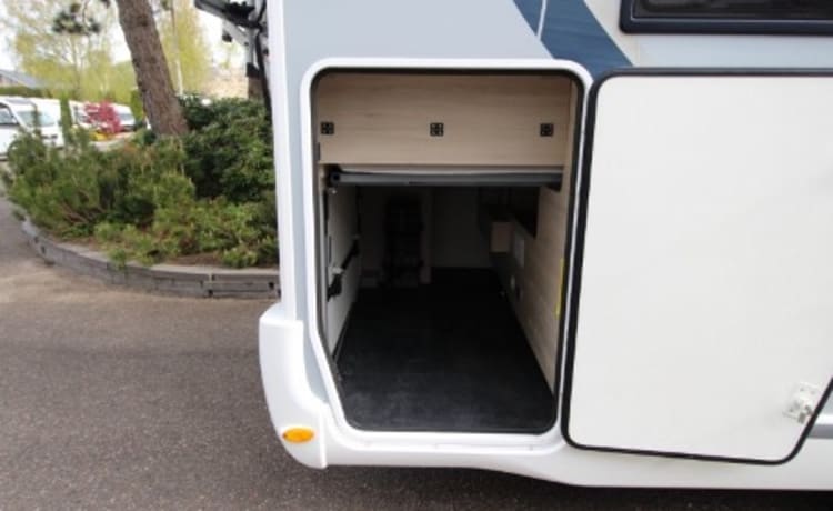 Pantoffeltje – 4p Chausson family camper with solar panel and air conditioning in living area from 2017