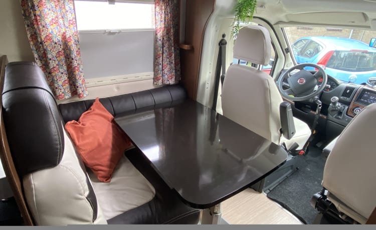 Sovereign 74G – prachtige luxe camper voor 4 personen