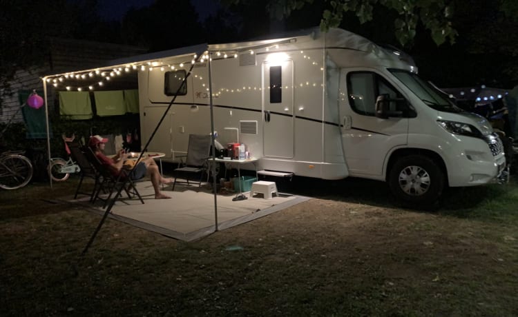 Beau camping-car familial avec de nombreuses options!