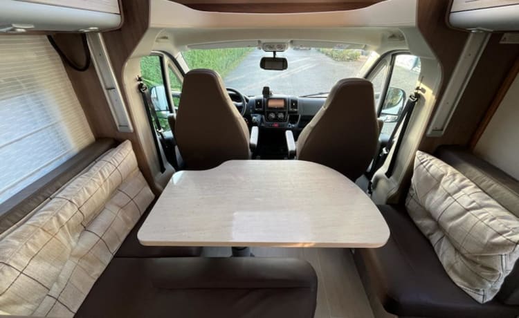 Bürstner/Fiat Ducato semi-integrato del 2016 con rivestimenti interamente in pelle.