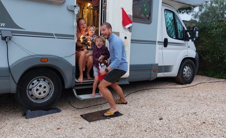 Camper familiare di lusso pronto per viaggi meravigliosi