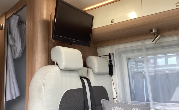 Our van  – Adria Sunliving Wohnmobil mit 2 Schlafplätzen. Sehr geringe Kilometerleistung