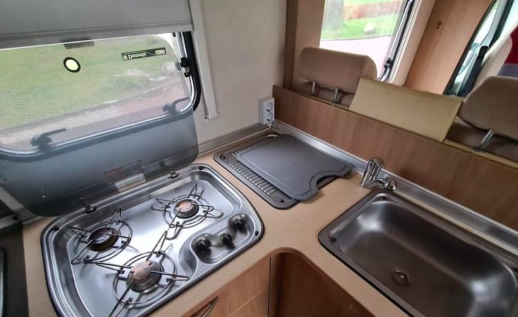 Comfortable and luxurious camper (4 persons)