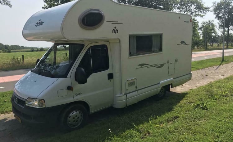 6-person Fiat with bunk bed, air conditioning and full insurance.