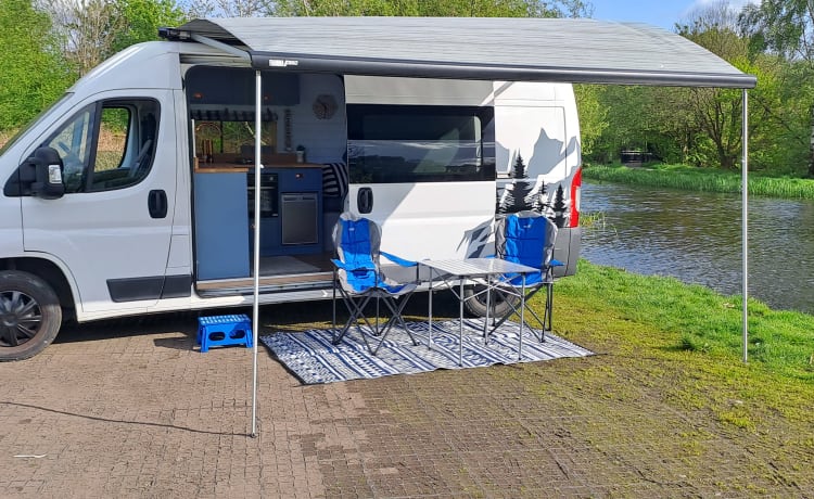 Winston – Peugeot camper met 3 slaapplaatsen en voortent