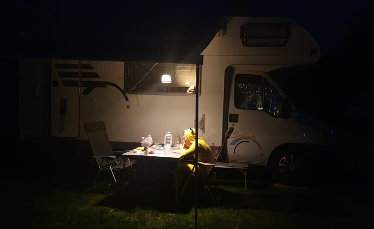 Bessie – Schöner geräumiger Alkoven-Camper (Winterreifen)