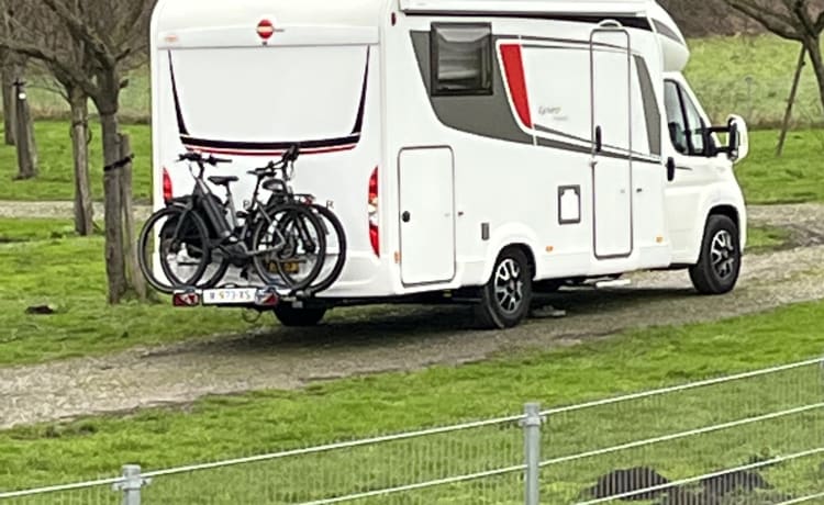 Un camping-car tout équipé pour de merveilleuses vacances en camping.