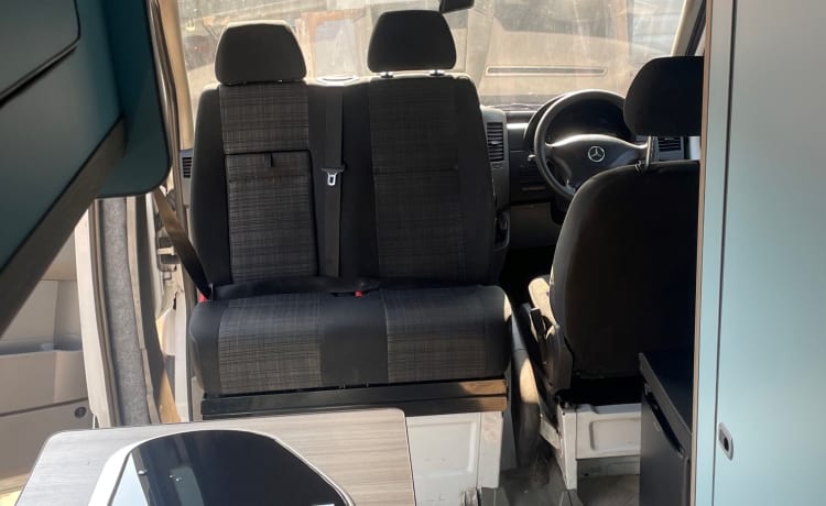 mercy – Neu gebauter Mercedes Benz Campervan mit 2 Schlafplätzen und 3 Sitzen mit Sicherheitsgurten