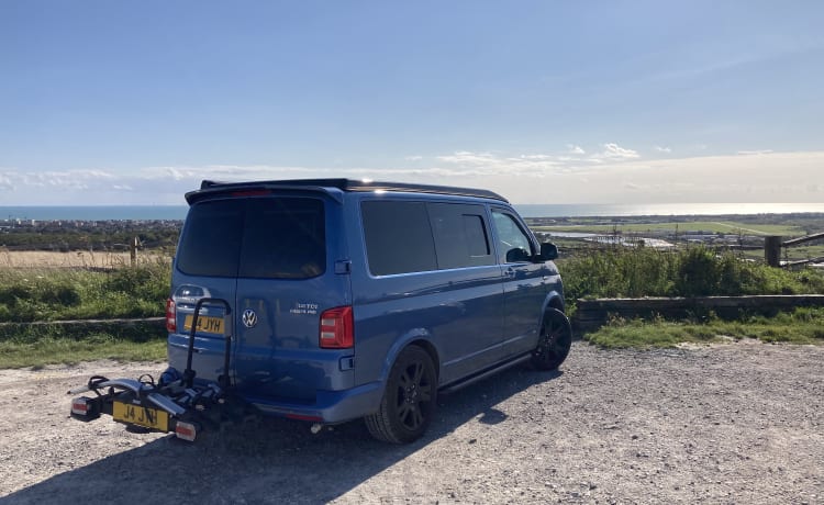 Buzz the Adventure Wagon – VW T6 Campervan mit 4 Schlafplätzen