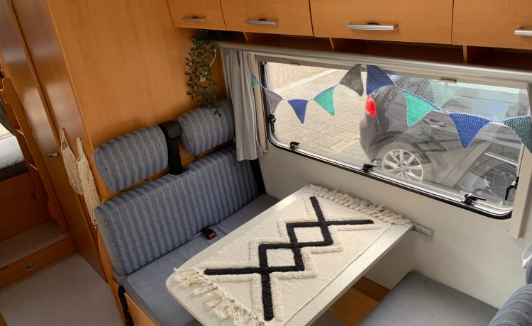 Hymer ruime 6p Familiecamper met stapelbed 