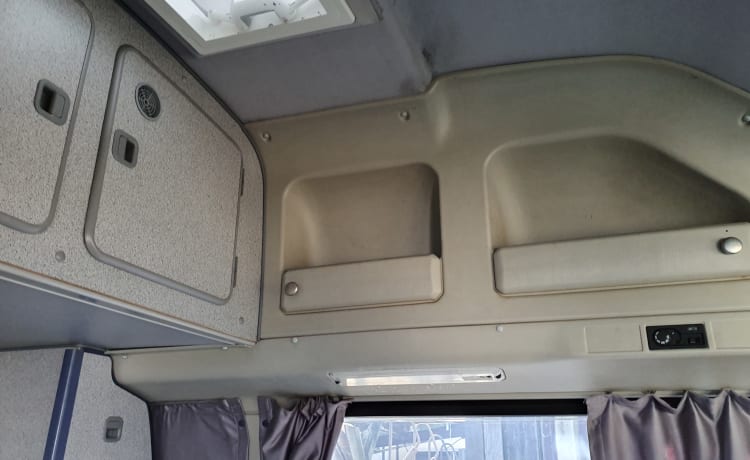 Il nostro resistente autobus mimetico VW T4 Westfalia.