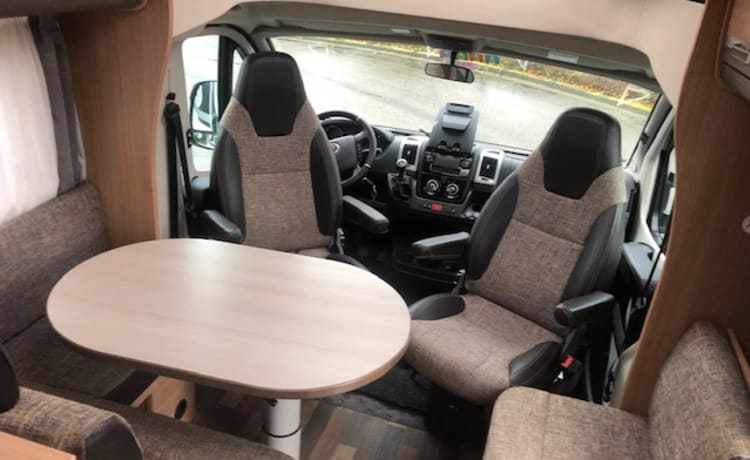 Camper 3p Knaus 650MEG completamente attrezzato con letti longitudinali, aria condizionata