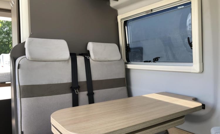 Nieuwe Camperbus Magnetic Grey – Camping-car FORD LMC Innovan 590 à partir de 2024 Gris Magnétique