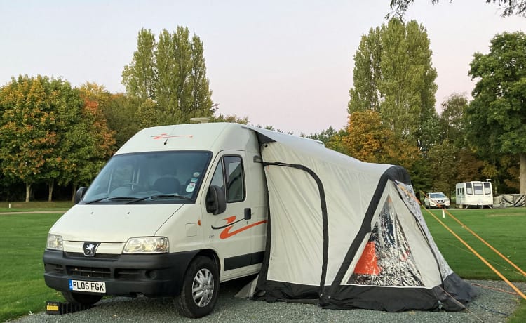 Evangeline – Perfect voor koppels. Gerenoveerde woonkamer en wasruimte.