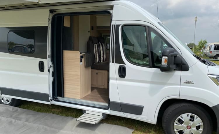 Bus camper lussuoso e sostenibile (automatico) con interni chiari e molti extra