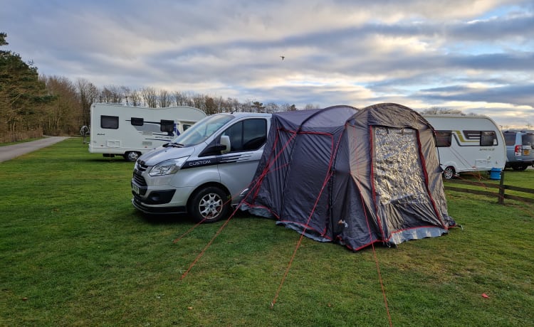 Ford custom camper met 2 slaapplaatsen + extra 2 slaapplaatsen in voortent