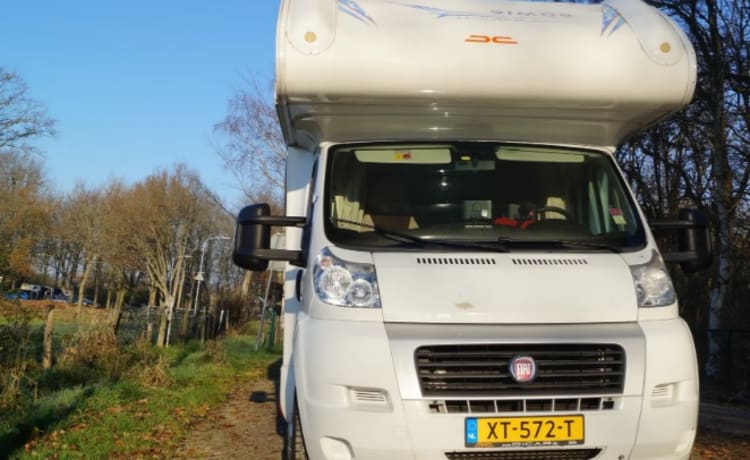 Camper familiare avventuroso con l'opzione extra di un rimorchio