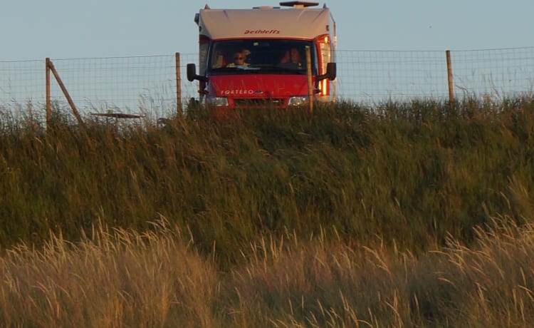 Mooie compacte Dethleff  Fortero,  rood/lichtgrijs..