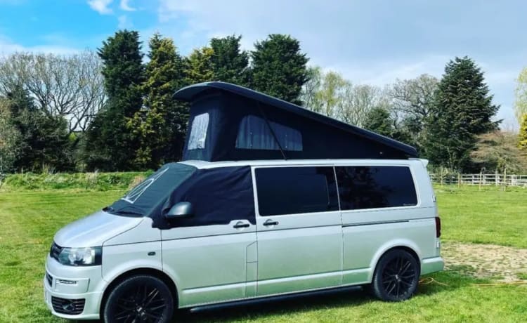 Tommie – 4 person VW, near Airport & major motorways! LWB, PopTop roof + loads more!