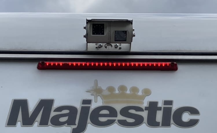 Elvis  – 2012 Elddis Majestic 100 met 4 slaapplaatsen