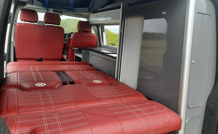 Florence (Flo for short) – Gorgeous 4 berth Volkswagen T5 Campervan 