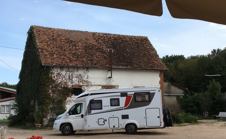 Un camper completamente attrezzato per splendide vacanze in campeggio.