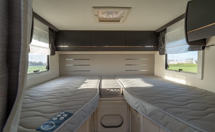 Chausson-2 – Nouveau semi-intégré avec transmission automatique, agencement fantastique