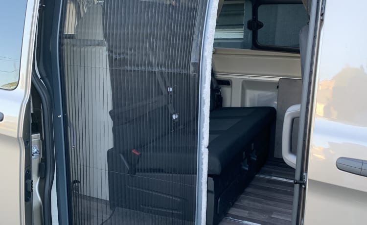 SAM – New 5-seater van with integrated toilet