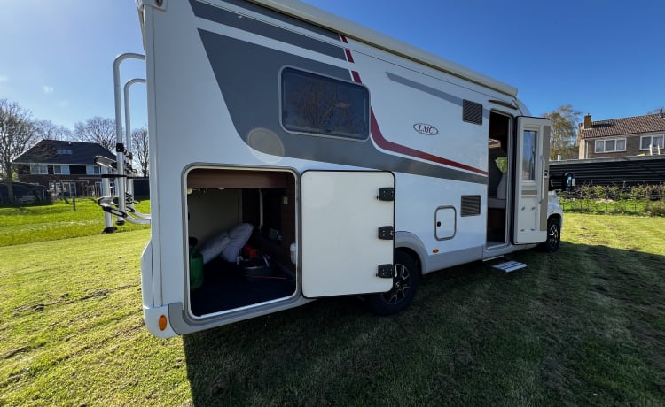 13 LMC T742 – Camper (2020) Half integrale camper 4 personen