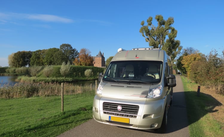 Rolmaatje – Beautiful Roller Team Livingstone bus camper (2.5p) for rent