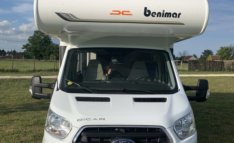 Mobil-home avec beaucoup d'espace de rangement