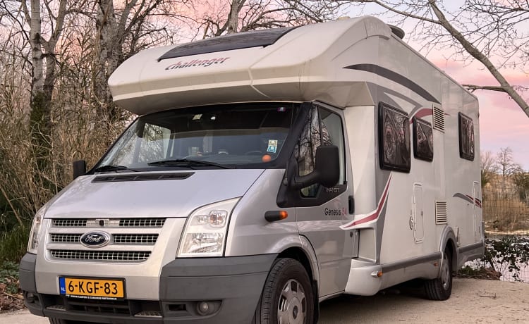 Camping-car semi-intégré pour 4 personnes.