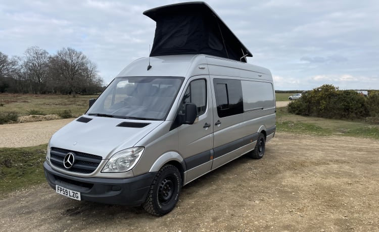 Jim – 'Jim' Luxuriöser Mercedes Sprinter Expedition Campervan Aufstelldach für 5 Personen