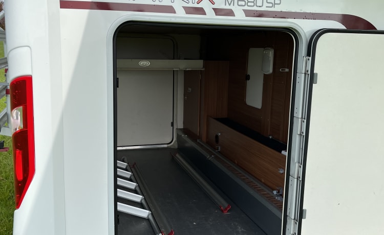 Camping-car semi-intégral Adria Matrix 680 SP pour 5 personnes