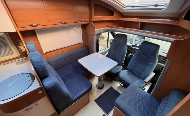 Very spacious LMC Camper with fully automatic hydraulics level system