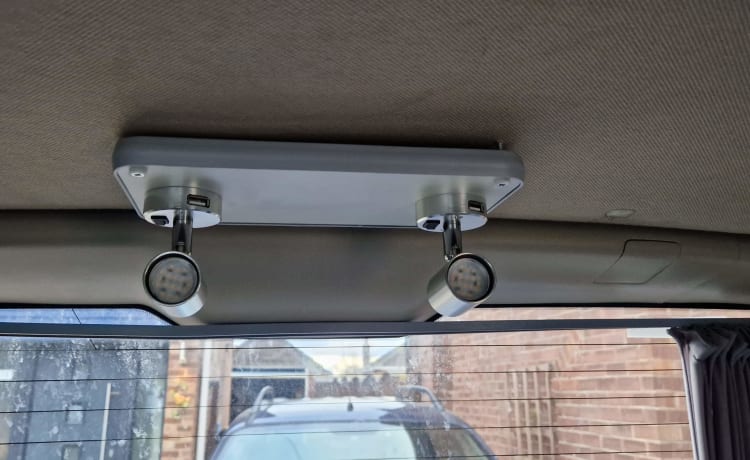 El – 2/3 berth Nissan Elgrand campervan with pop up roof