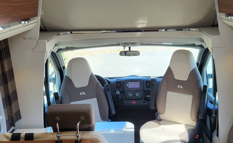 XL 670 SL – Camper ad alcova Adria molto spazioso con aria condizionata