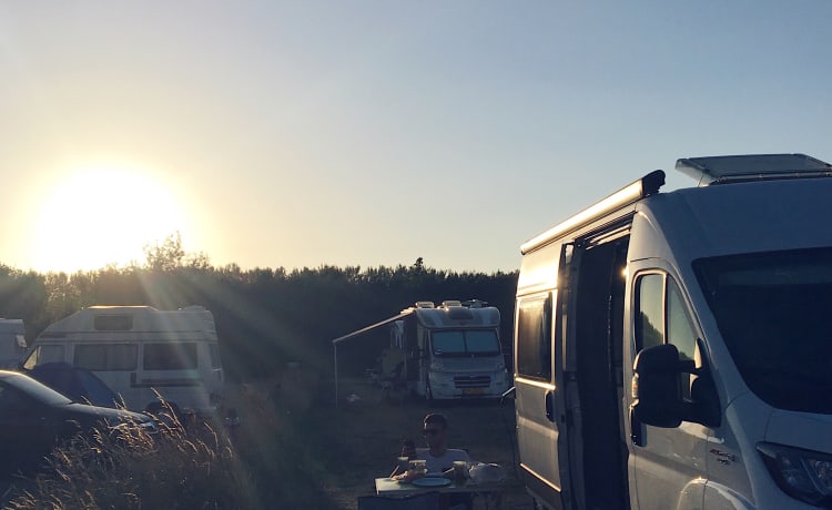 Vrijheid op wielen – Camping-car tout équipé avec panneau solaire