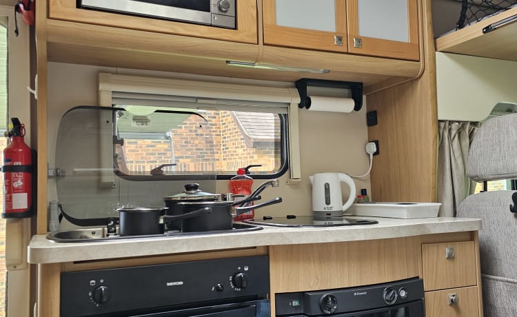 Molly – 6 berth Peugeot Majestic 