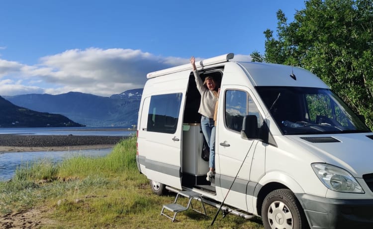 Off-grid Mercedes-Benz bus 