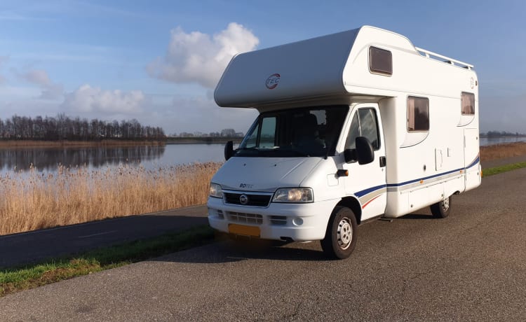 Camper_Vibes_ – Capucine Fiat Ducato de 2004 (4 couchages spacieux)