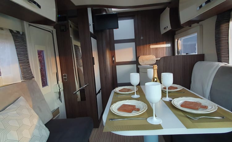 Moderne en luxe half integraal camper 4 pers