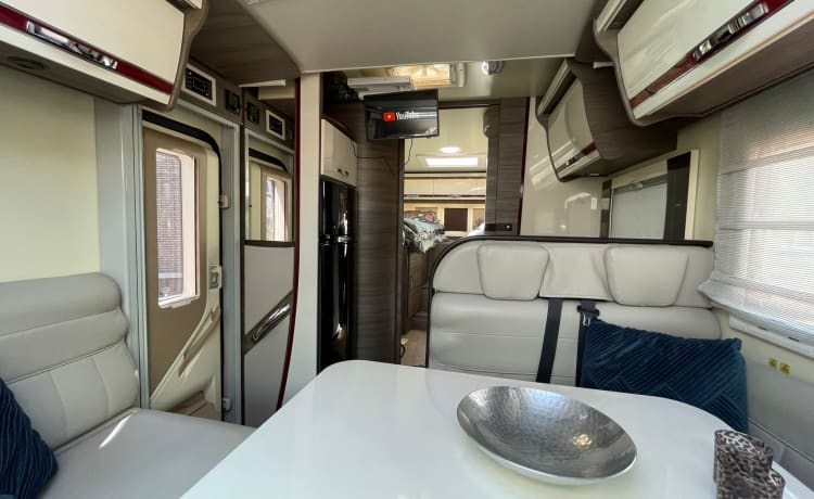 4p 2018 McLouis 473g Carat semi-integrated with pull-down bed