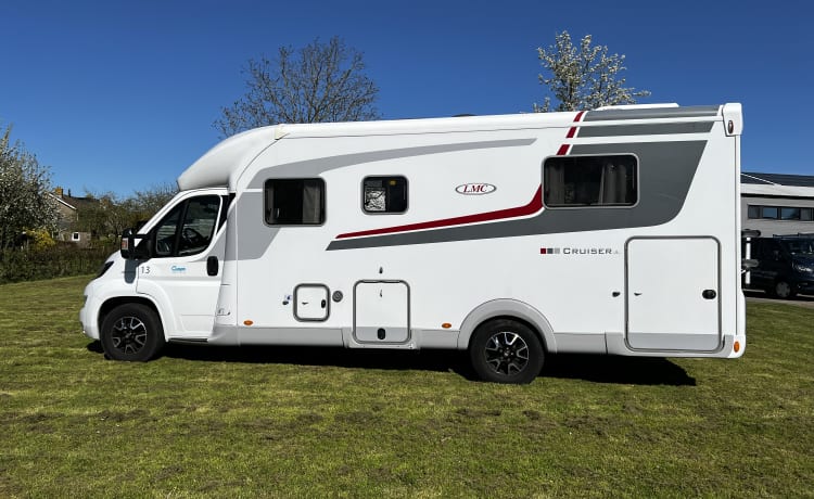 13 LMC T742 – Camper (2020) Half integrale camper 4 personen