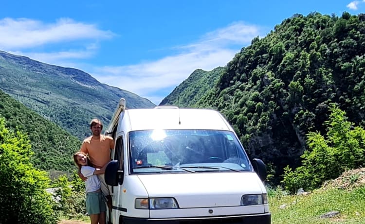 Rudi – Ideally furnished and cozy Fiat Ducato camper bus